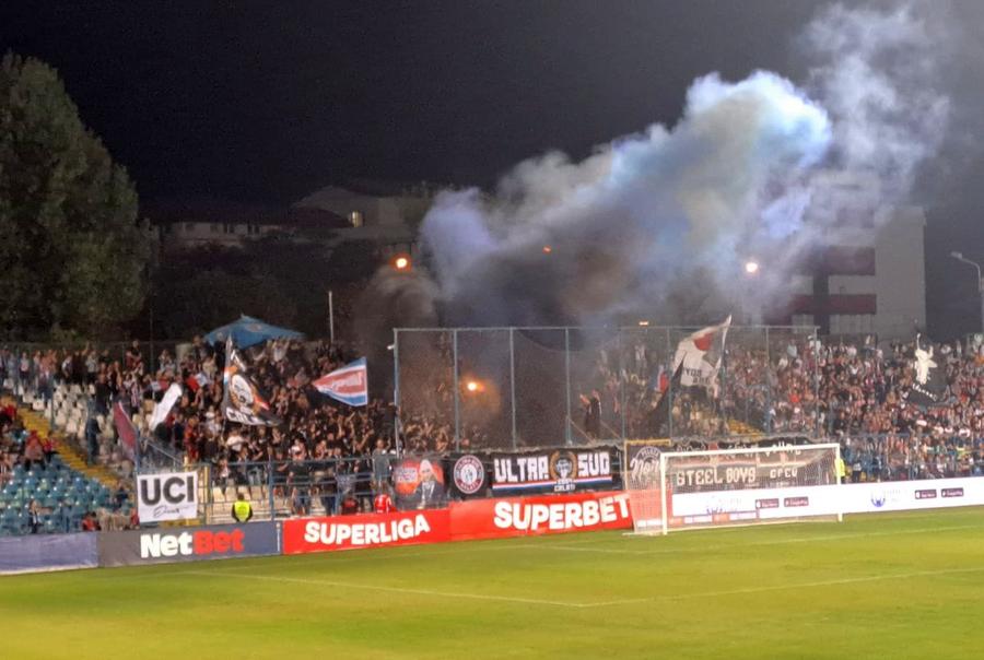 Un fum negru, înecăcios, a plutit deasupra arenei / foto: GSP Oțelul a dat, Dinamo a luat! „Câinii” pierd și la Galați și ajung la PATRU înfrângeri consecutive fără gol marcat