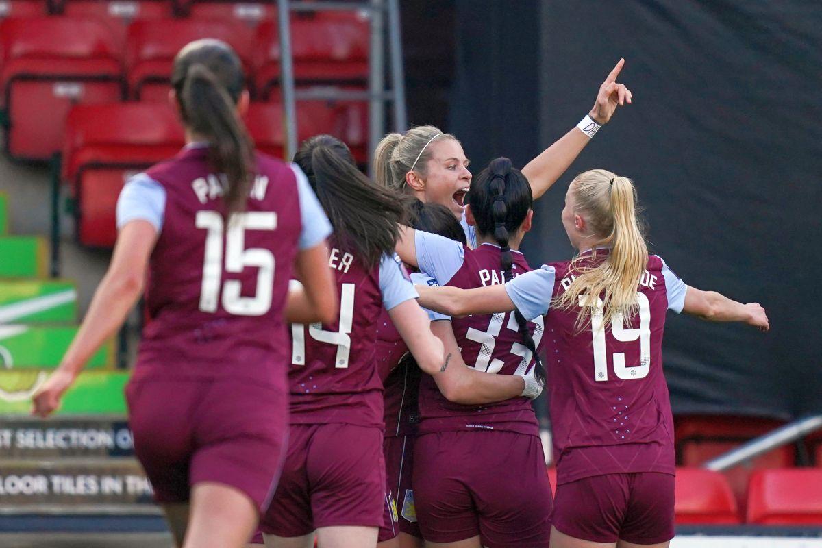 Aston Villa - echipa feminină „Villans”