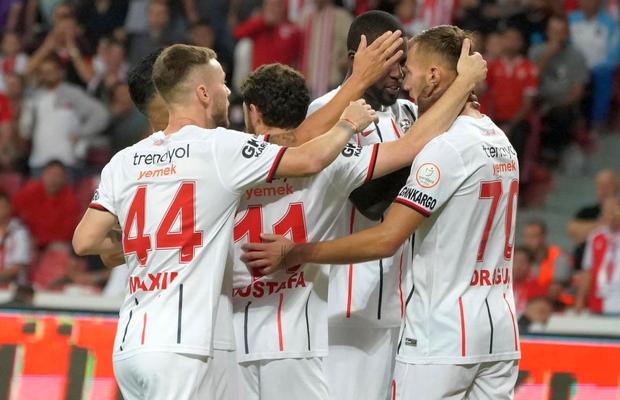 Marius Șumudică, a doua victorie consecutivă în Turcia » Gaziantep a urcat deasupra zonei roșii a clasamentului! Gol marcat de fostul atacant de la Viitorul