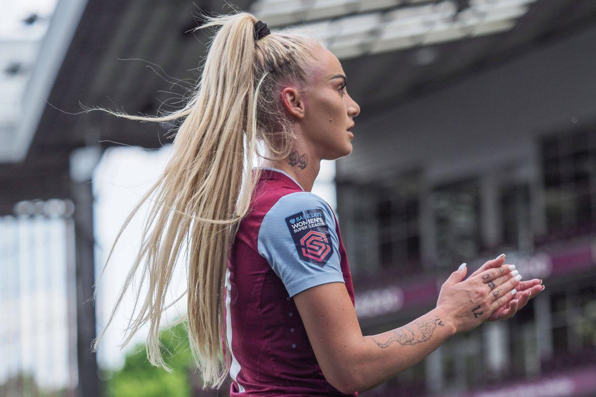 Aston Villa - echipa feminină „Villans”