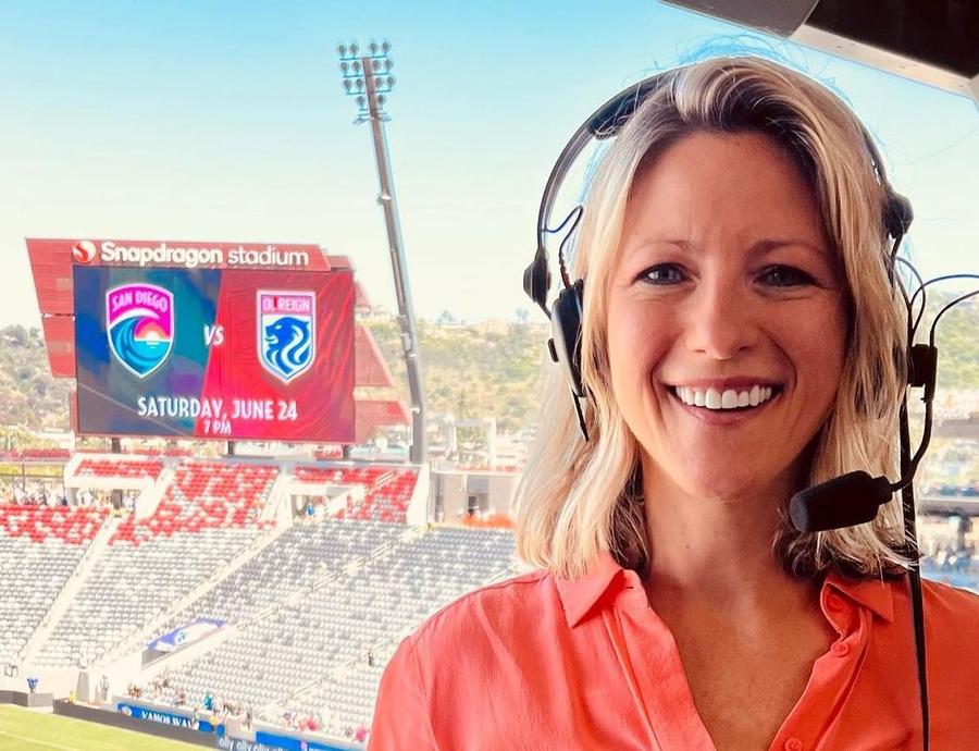Jacqui Oatley Cea mai sexy fotbalistă, obligată să joace în tricourile-problemă din Premier League: „Nu s-au gândit la femei! Se pot lipi de sâni și se va vedea la TV”