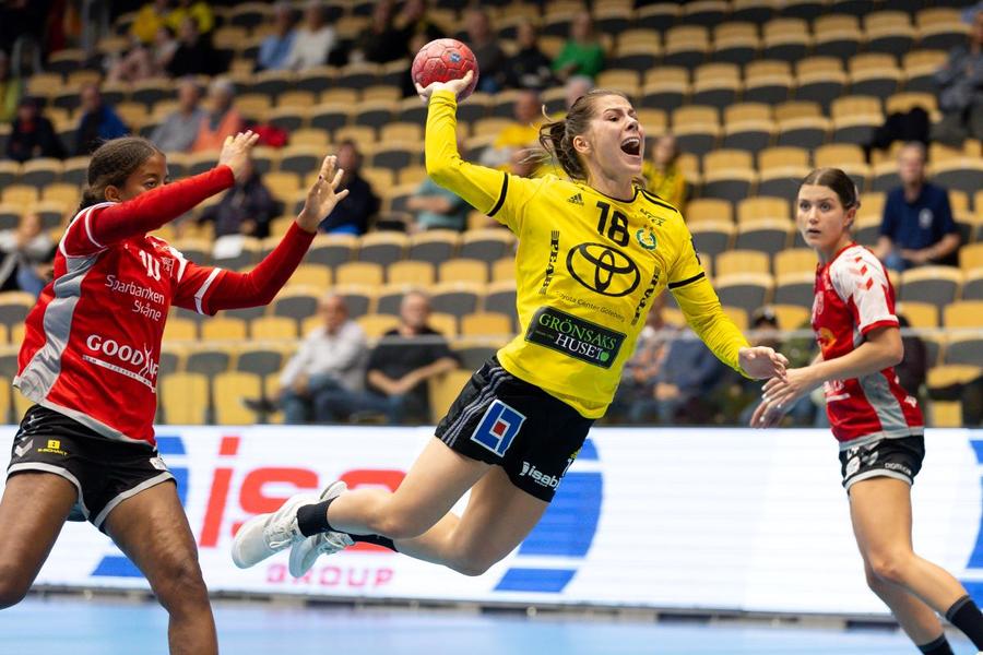 Laura Jensen, centrul lui Savehof, a marcat 6 goluri în meciul cu Buducnost Foto Imago CSM București și Rapid au nevoie de victorii în etapa a 4-a a Ligii Campionilor » „Tigroaicele” sunt favorite cu Savehof, Rapid o înfruntă pe finalista ediției trecute