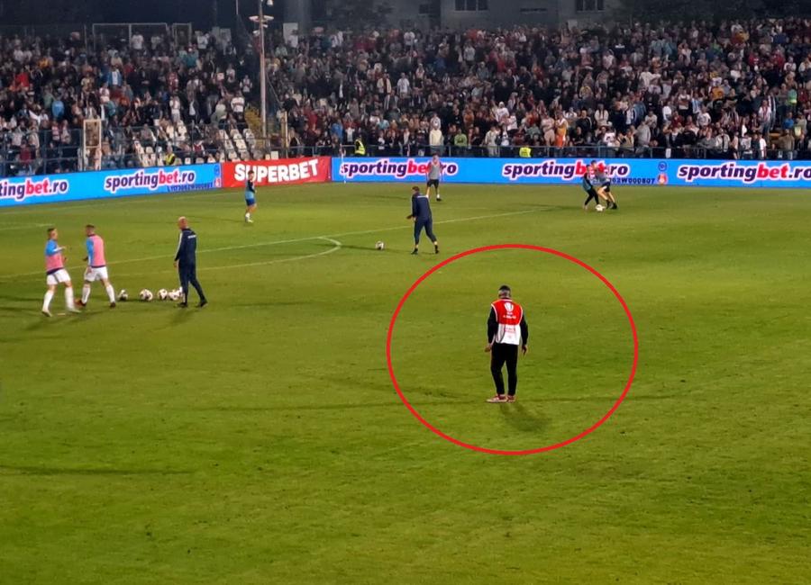 Suprafața de joc a avut nevoie de îngrijiri la pauză / foto: Cătălin Stroia (GSP) Oțelul a dat, Dinamo a luat! „Câinii” pierd și la Galați și ajung la PATRU înfrângeri consecutive fără gol marcat