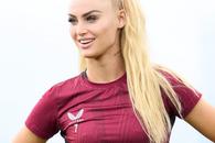 Cea mai sexy fotbalistă, obligată să joace în tricourile-problemă din Premier League: „Nu s-au gândit la femei! Se pot lipi de sâni și se va vedea la TV”