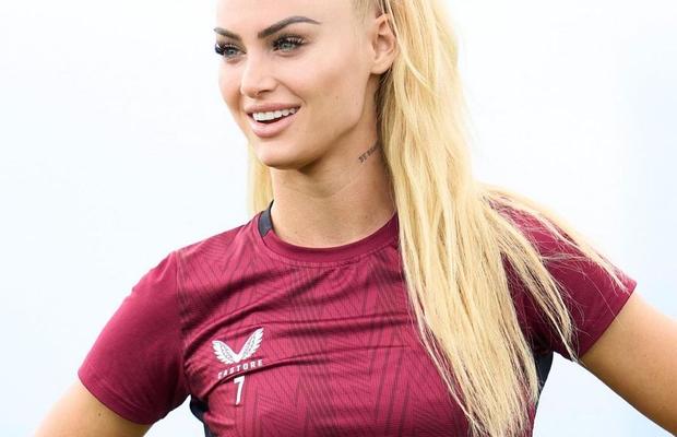 Cea mai sexy fotbalistă, obligată să joace în tricourile-problemă din Premier League: „Nu s-au gândit la femei! Se pot lipi de sâni și se va vedea la TV”