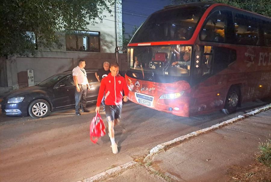Imagini cu sosirea dinamoviștilor la stadion / foto: GSP Oțelul a dat, Dinamo a luat! „Câinii” pierd și la Galați și ajung la PATRU înfrângeri consecutive fără gol marcat