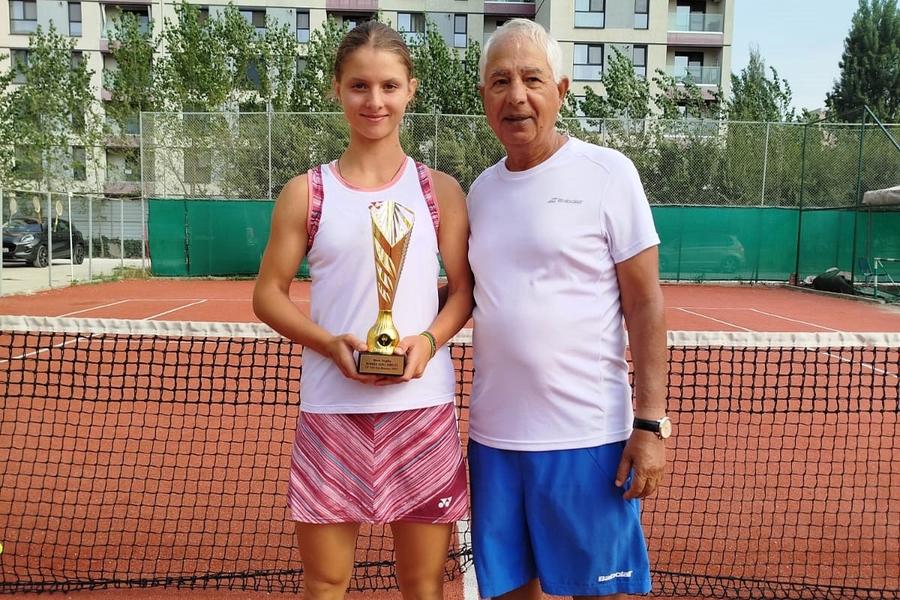 Gwendolyn Fedel și Ion Geantă, cu trofeul J30 de la Cluj-Napoca „E un fel de Sorana Cîrstea” » Din părinți români, un talent german a ales să se antreneze în România: „Mi-am dat seama că are mare potențial”