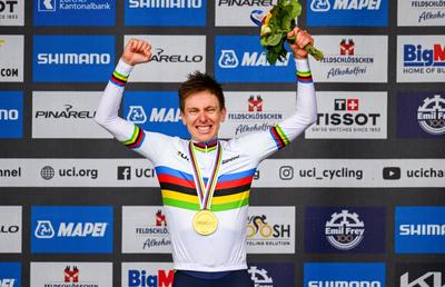 Tadej Pogacar și-a încununat sezonul cu titlul mondial în cursă pe șosea de la Zurich