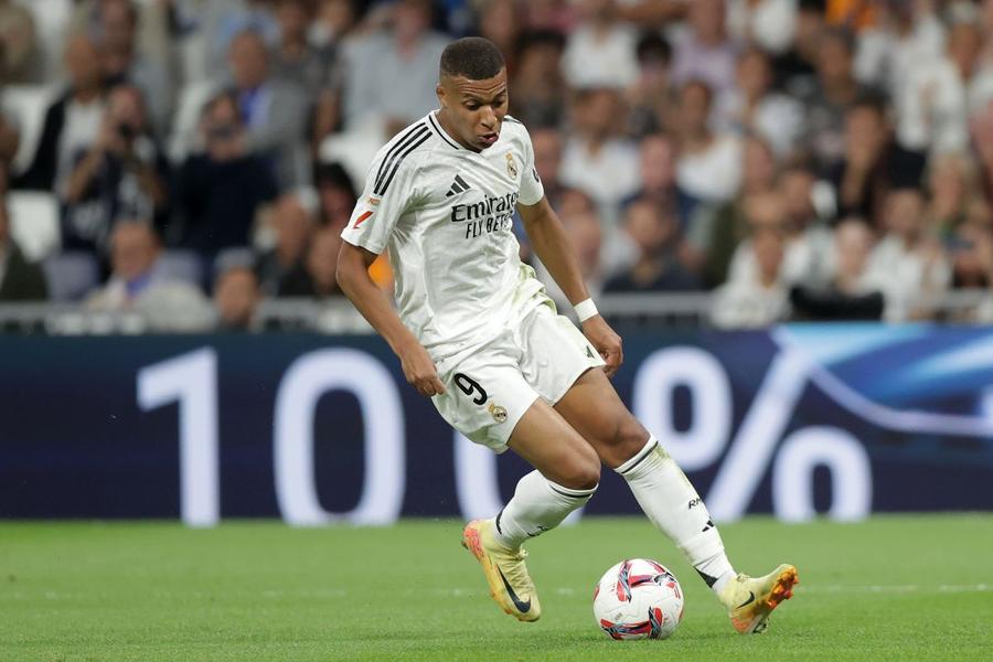 Kylian Mbappe, în acțiune în tricoul blanco al lui Real Madrid / Foto: Getty Images „Donatello” cu flori » Au apărut pozele cu Mbappe: surprins de paparazzi în ipostaze romantice în Suedia
