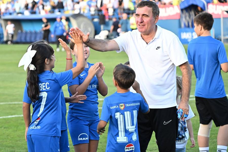 Gheorghe Hagi e idolul lui Mihnea Rădulescu / Foto: Imago Images Viitoarea „perlă” a fotbalului românesc?! ”Beleaua mică” de pe lista lui Dinamo și FCSB: ”Tata mi-a atras atenția să nu păcălesc fotbalul și nu mi-a zis niciodată un «bravo»” + Gestul amuzant după ce a dat mâna cu Hagi