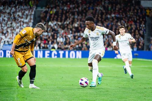 Andrei Rațiu, într-un duel cu Vinicius Junior, în remiza albă cu Real Madrid din noiembrie 2023 / Foto: Imago