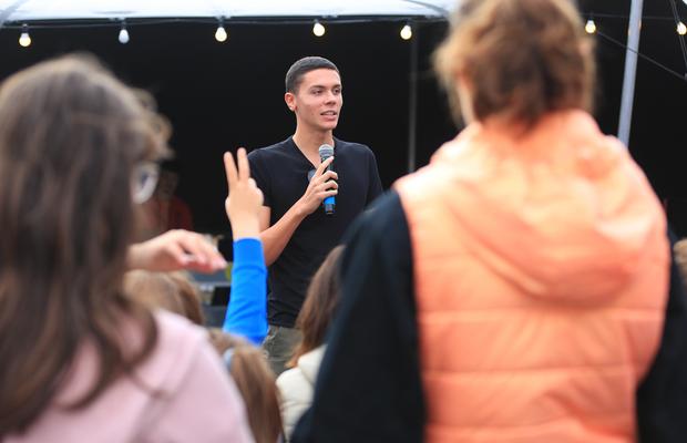 David Popovici s-a implicat într-o campanie dedicată tinerilor și derulată de Academia lui Titi Aur