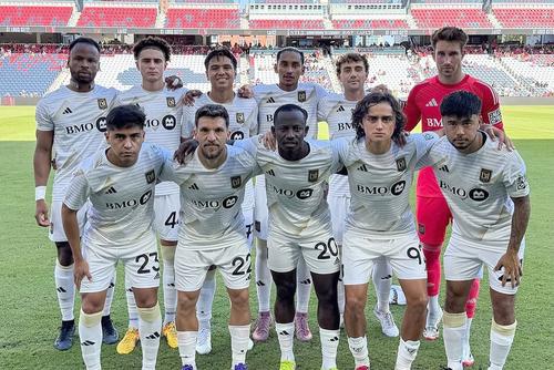 Alex Băluță (al doilea de jos, de la stânga la dreapta) a debutat pentru echipa secundă a celor de la Los Angeles FC. FOTO: Instagram @lafc_2