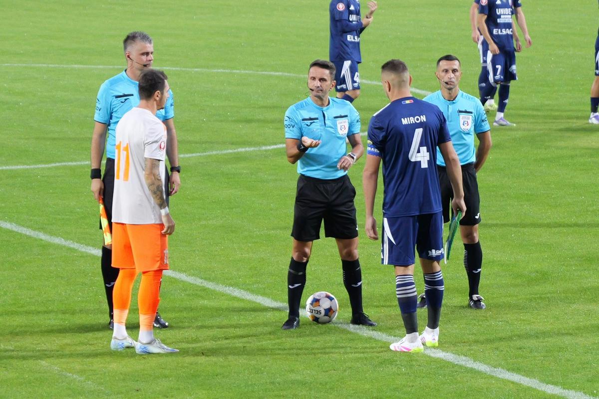Probleme la Botoșani: Leo Grozavu a apărut bandajat, doi fotbaliști s-au simțit rău: „Stare de greață”