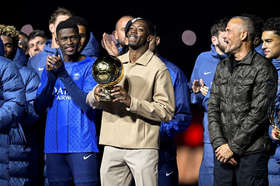 Ousmane Dembele a prezentat Balonul de Aur sâmbătă, la ultimul meci jucat de PSG / Foto: Imago Balonul de Aur, la control! » Ousmane Dembele a mers de urgență să se recupereze la „Marijana” din Doha