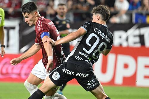 Kevin Ciubotaru, aici în duel cu Alex Dobre de la Rapid, foto: Imago Images