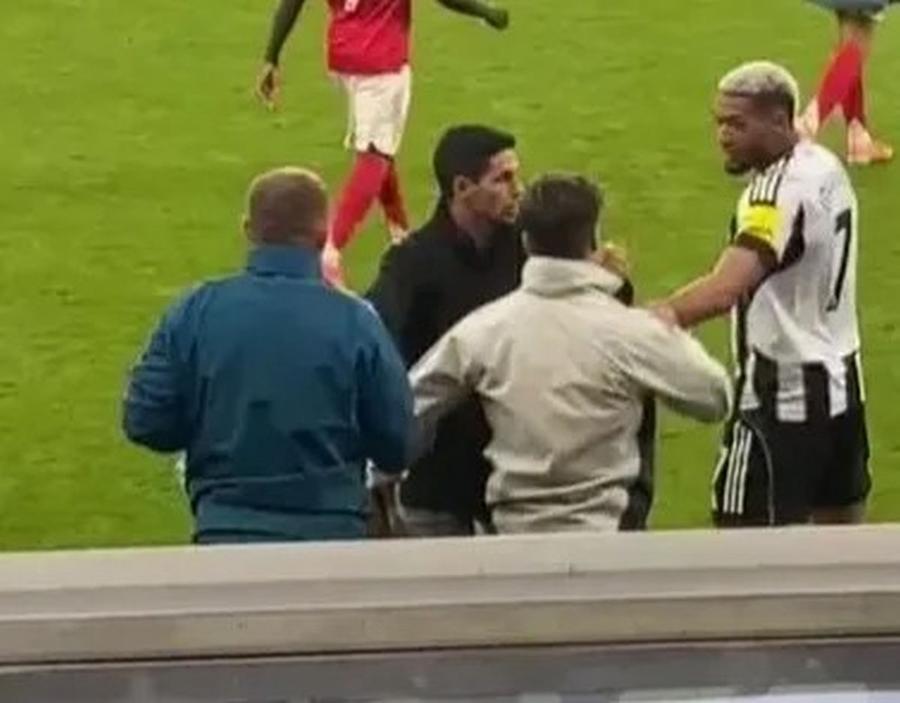 Mikel Arteta intervine între secundul său și jucătorul lui Newcastle, Joelinton / Foto: captură La un pas să se încaiere! Mikel Arteta intervine între secundul său și Joelinton