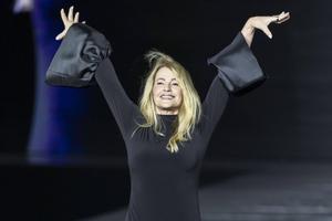 Nadia Comăneci, pe catwalk lângă Turnul Eiffel în timpul Fashion Week