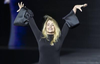 Nadia Comăneci, pe catwalk lângă Turnul Eiffel în timpul Fashion Week
