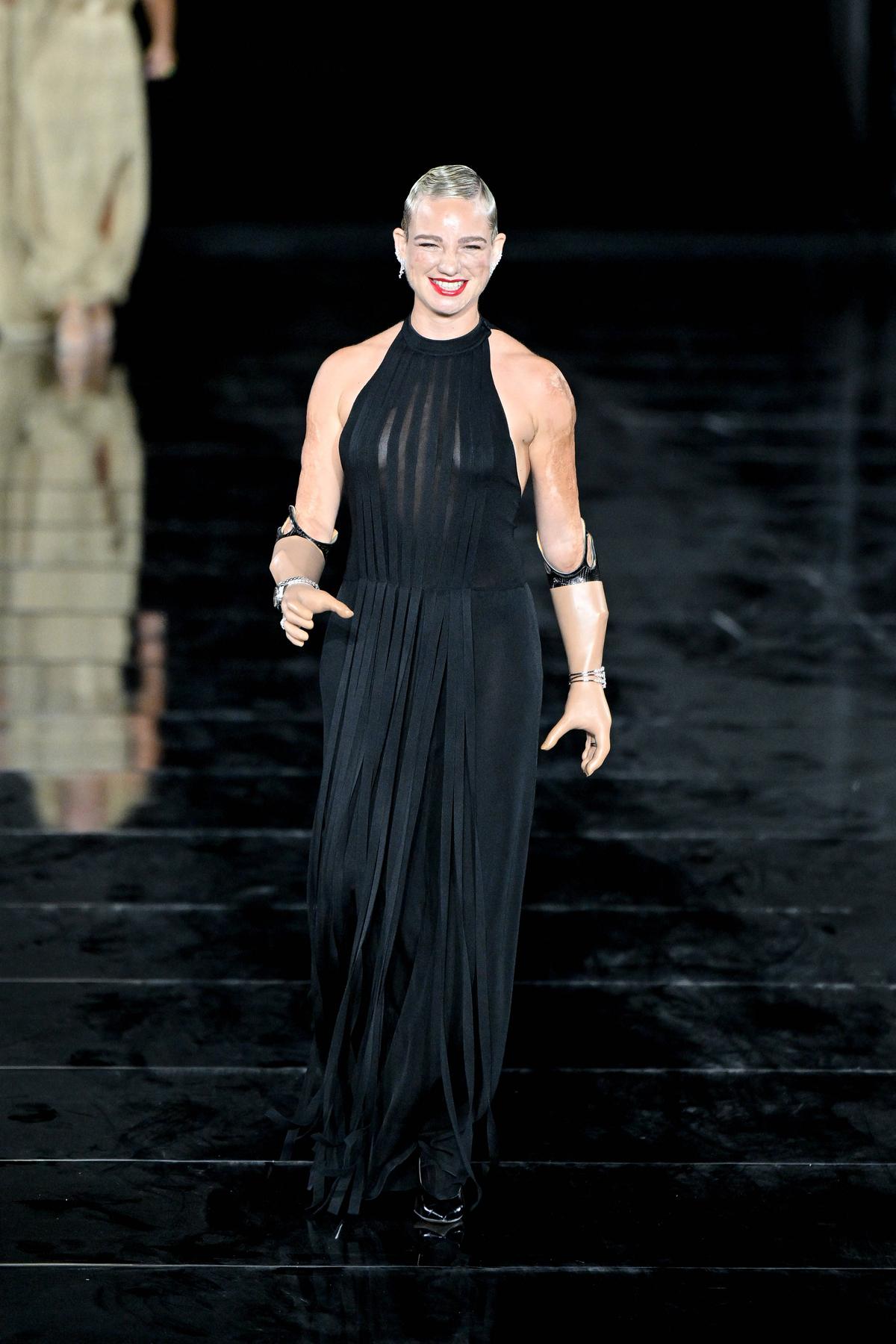Nadia Comăneci, pe catwalk lângă Turnul Eiffel în timpul Fashion Week