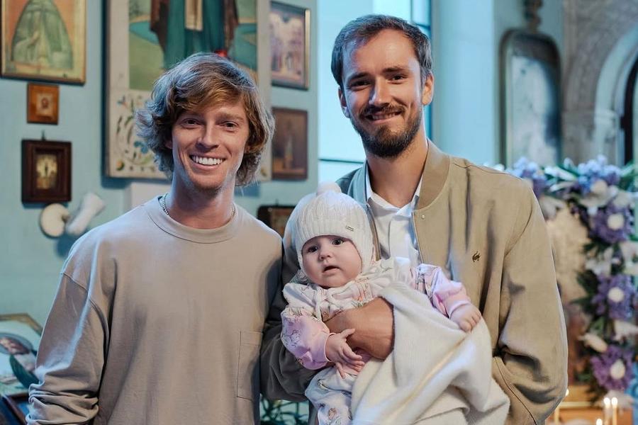 Andrey Rublev și Daniil Medvedev la botezul Alisei, prima fiică a familiei Medvedev Foto: Instagram Daniil Medvedev a câștigat duelul rus în finala turneului de la Hangzhou » Dialog savuros cu Rublev