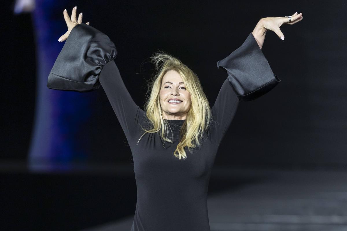 Nadia Comăneci, pe catwalk lângă Turnul Eiffel în timpul Fashion Week