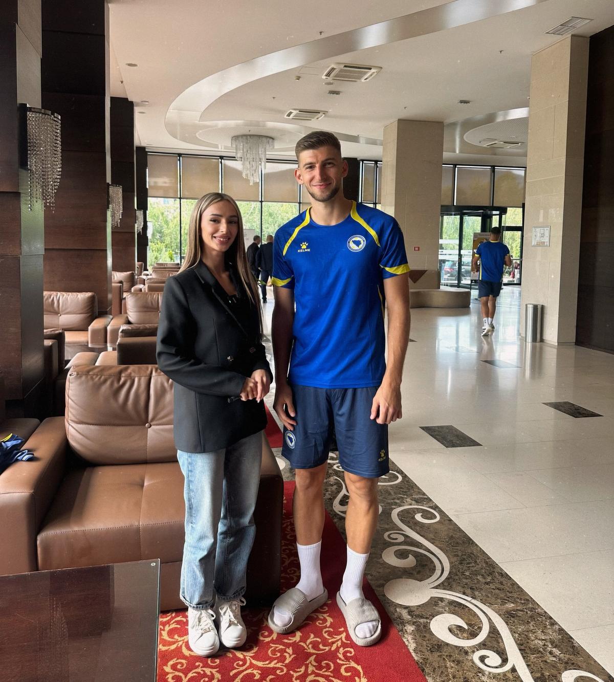 Reportera bosniacă Almina Hajradinovic/ Foto: Instagram @hajradinovicalmina