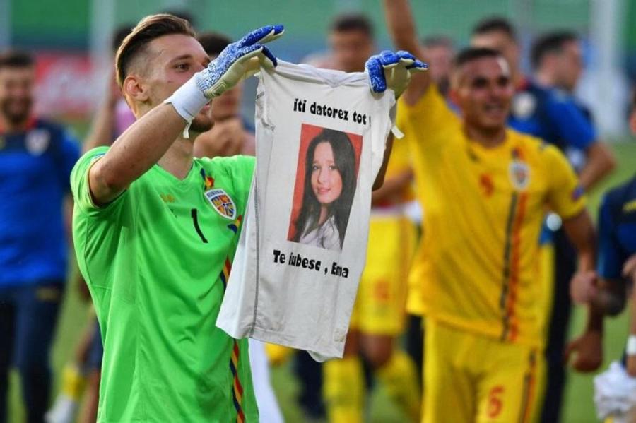Ionuț Radu cu tricoul cu chipul surorii sale Detaliul emoționant de la România - Bosnia! Ionuț Radu a sărutat pe gazon tricoul cu chipul surorii sale decedate