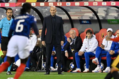 Zinedine Zidane, concentrat, pe margine, în Beglia - Franța 0-1 / Foto: Imago