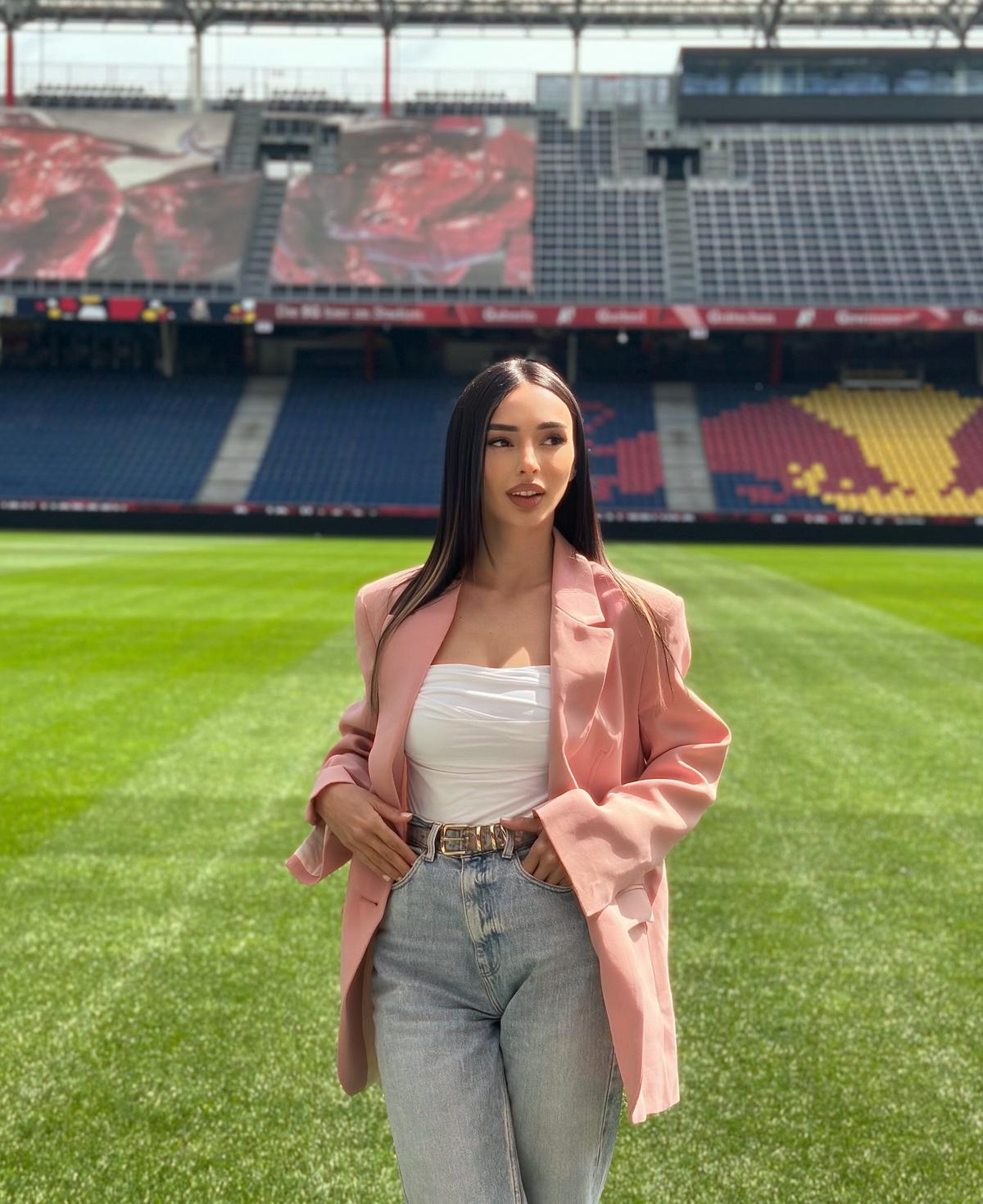 Reportera bosniacă Almina Hajradinovic/ Foto: Instagram @hajradinovicalmina