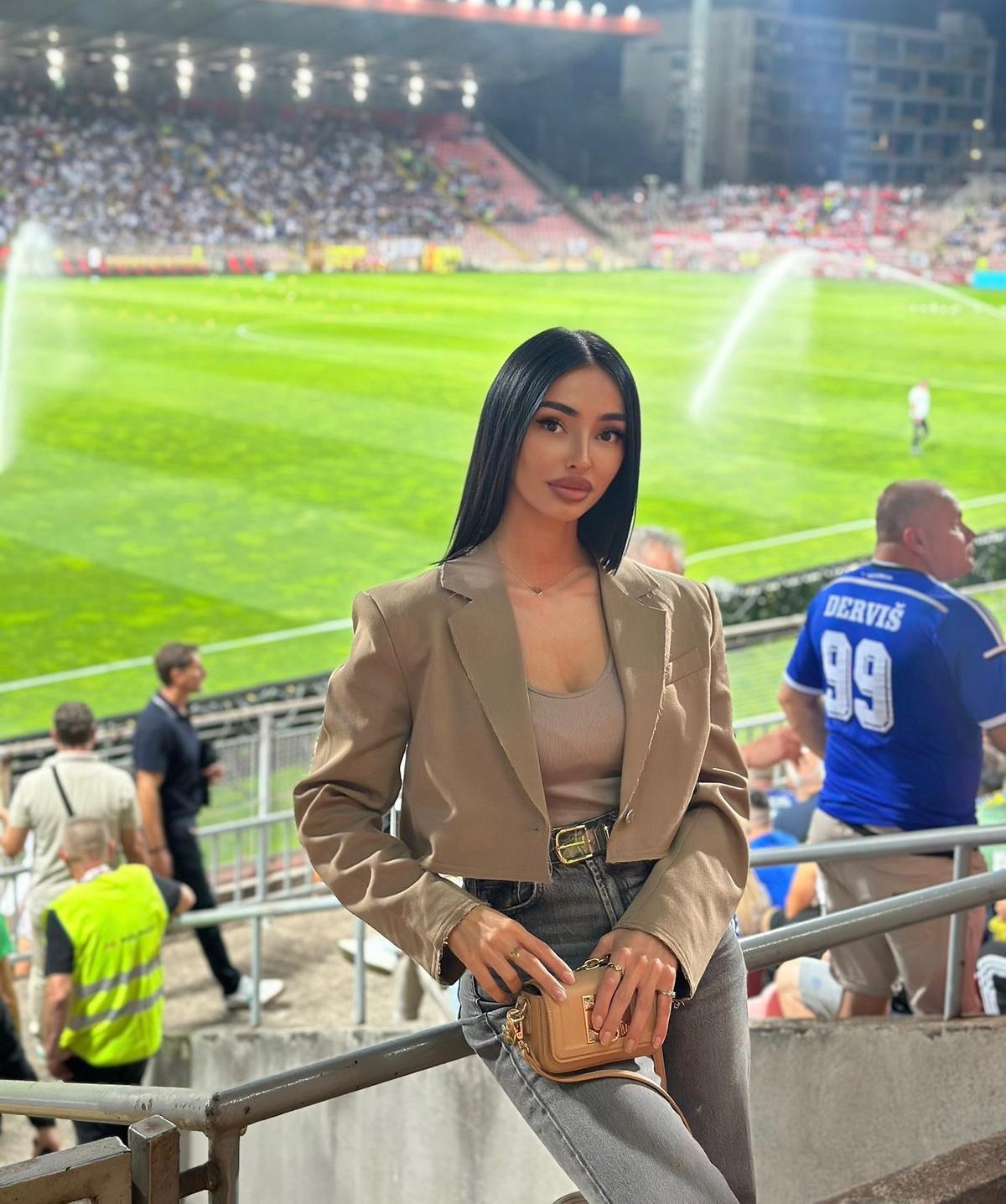 Reportera bosniacă Almina Hajradinovic/ Foto: Instagram @hajradinovicalmina