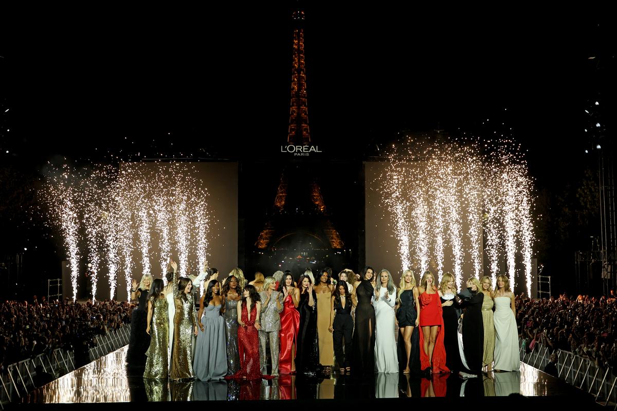Nadia Comăneci, pe catwalk lângă Turnul Eiffel în timpul Fashion Week