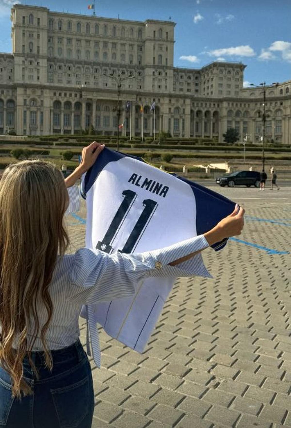 Reportera bosniacă Almina Hajradinovic/ Foto: Instagram @hajradinovicalmina