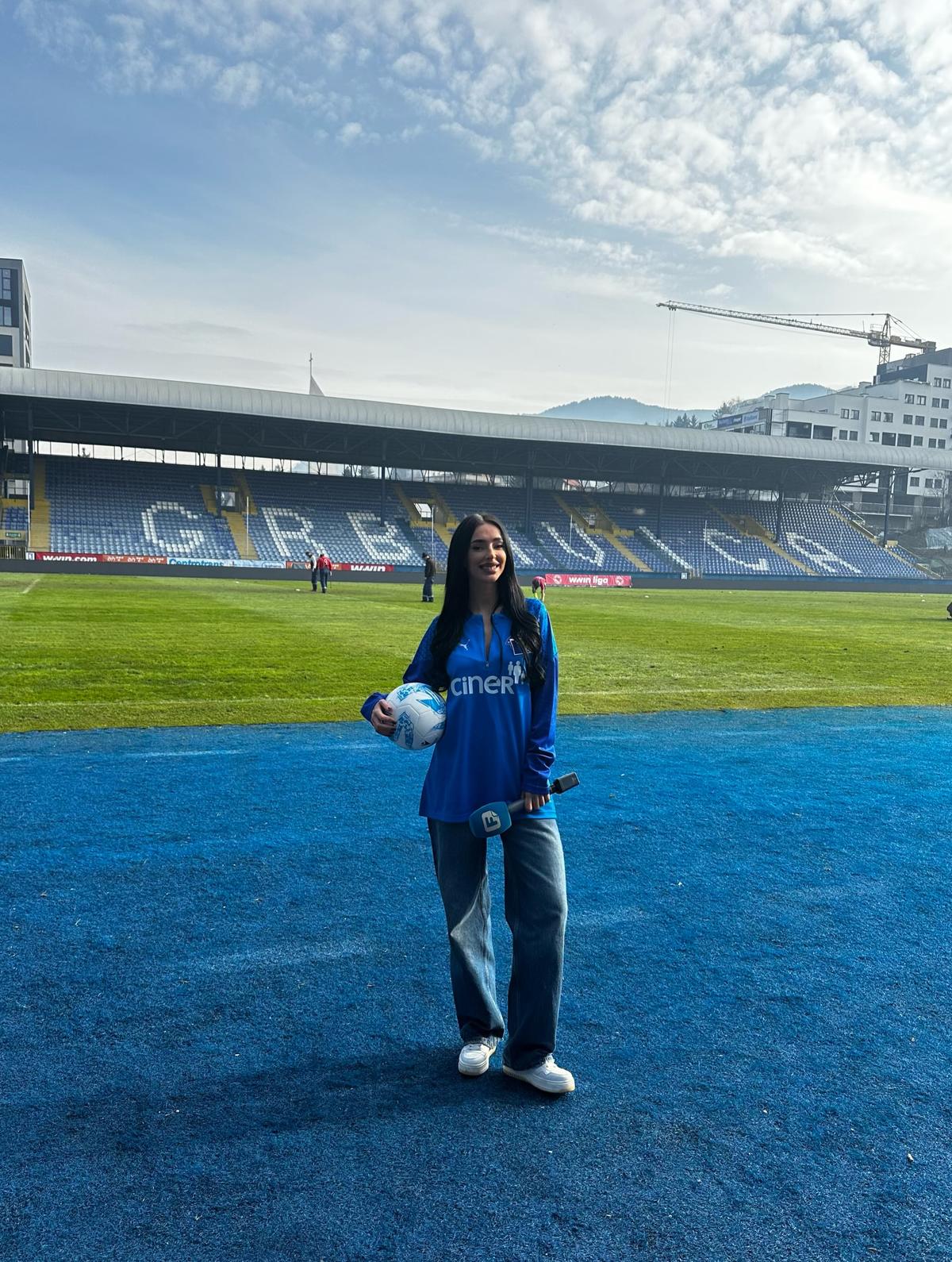 Reportera bosniacă Almina Hajradinovic/ Foto: Instagram @hajradinovicalmina