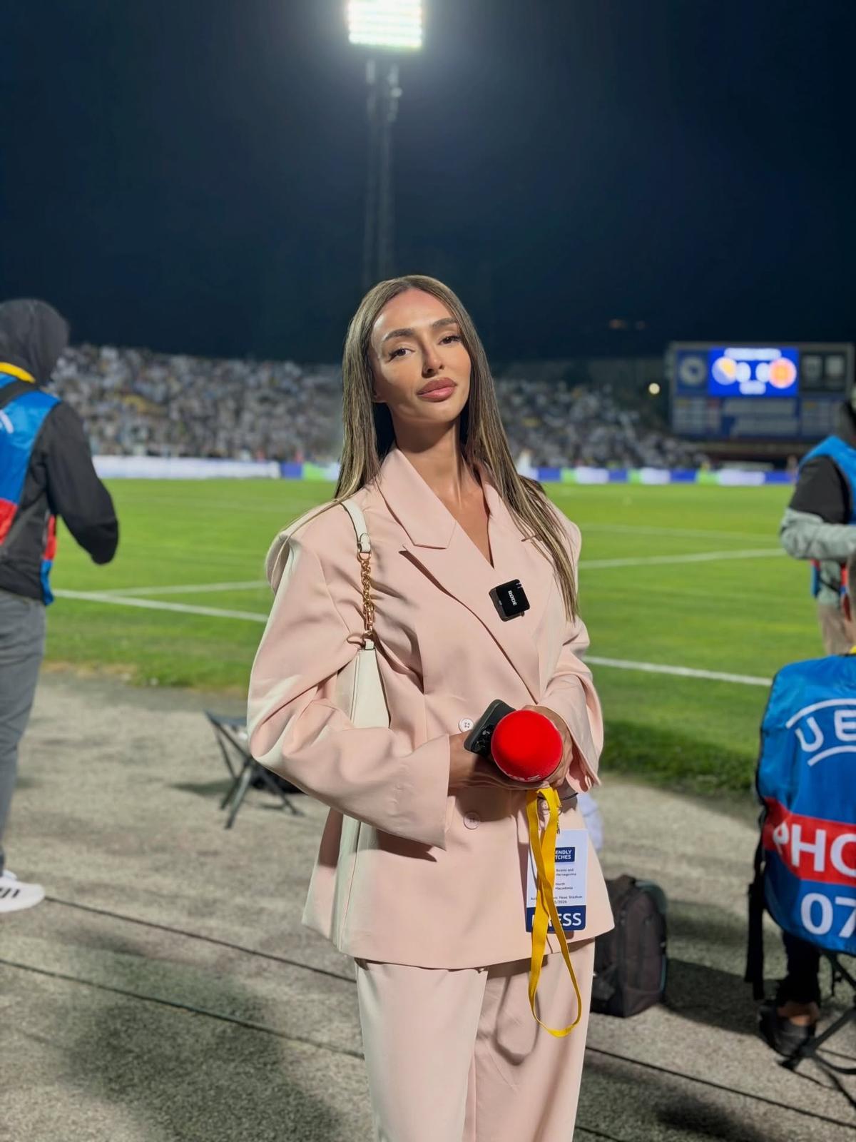 Reportera bosniacă Almina Hajradinovic/ Foto: Instagram @hajradinovicalmina
