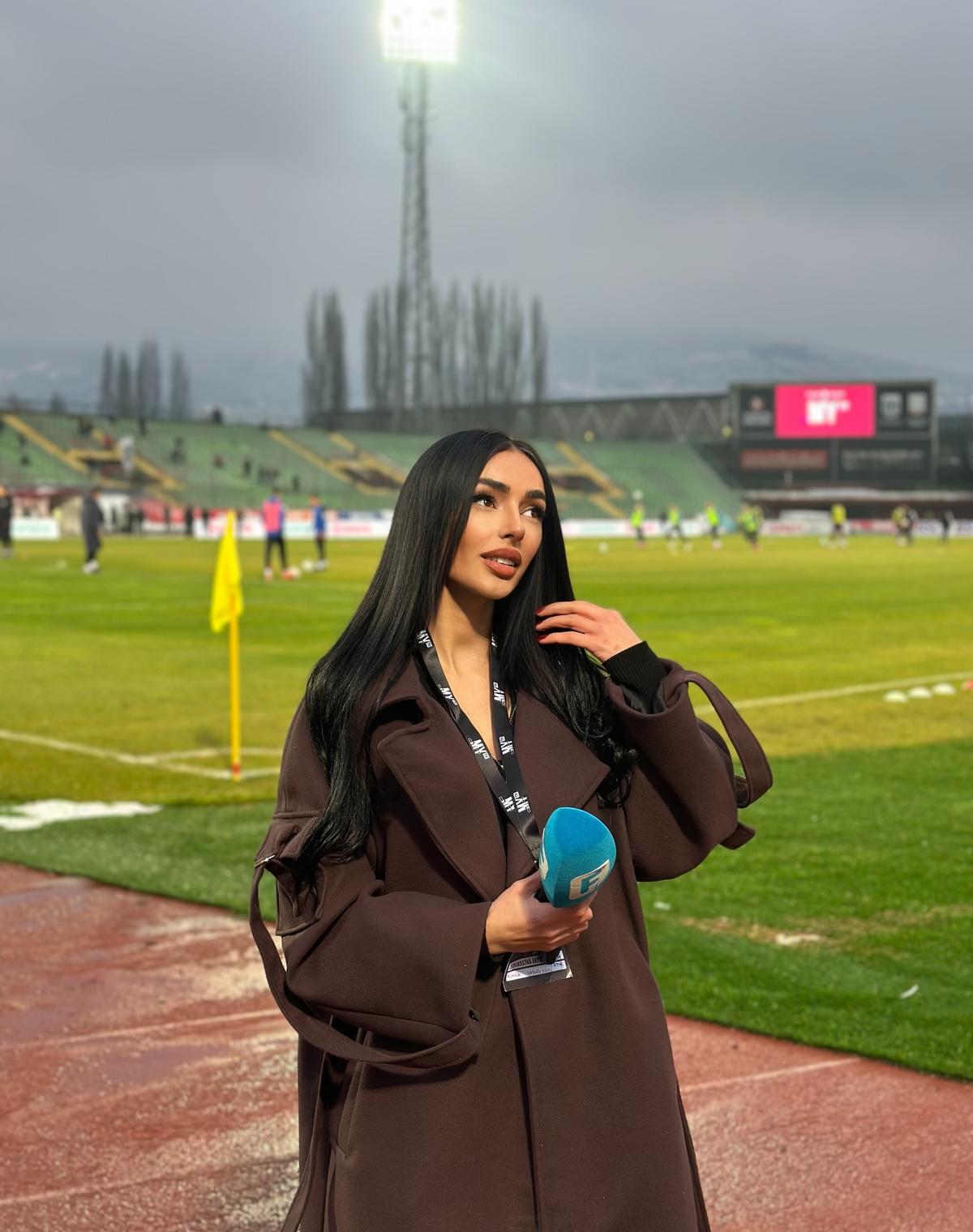 Reportera bosniacă Almina Hajradinovic/ Foto: Instagram @hajradinovicalmina