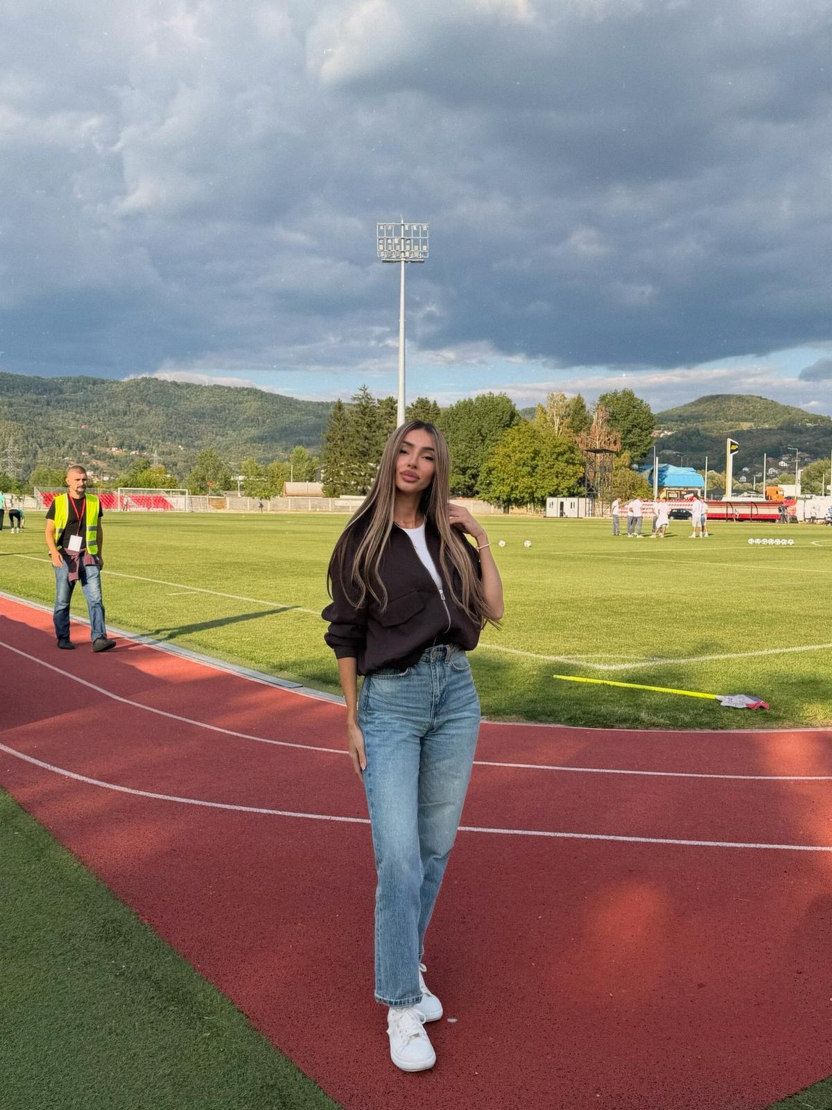 Reportera bosniacă Almina Hajradinovic/ Foto: Instagram @hajradinovicalmina