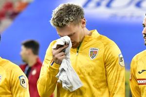 Detaliul emoționant de la România - Bosnia! Ionuț Radu a sărutat pe gazon tricoul cu chipul surorii sale decedate