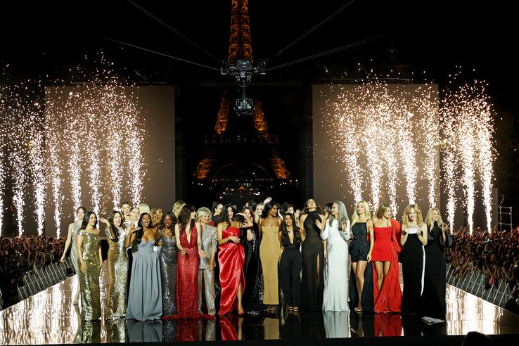 Celine Dion și toate femeile care au defilat pe podium printre care și Nadia Comăneci (drepta) FOTO Imago Images