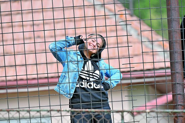 De după gard, o fană a gazdelor i-a zâmbit fotoreporterului GSP
