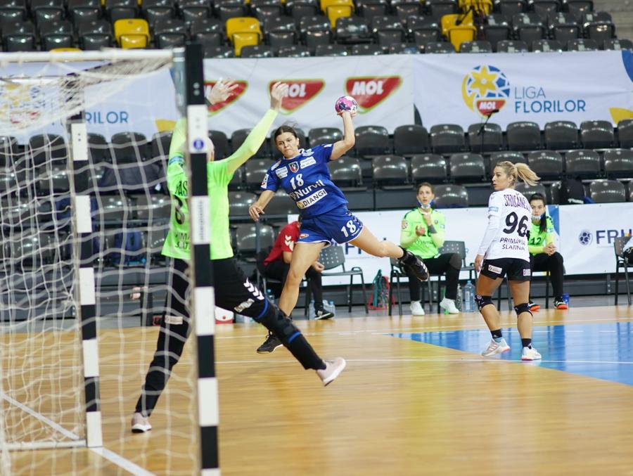 Daria Bucur a jucat pe post de extremă dreapta FOTO SCM Rm. Vâlcea - CSM Slatina 28-25. Vâlcea, emoții mari cu Slatina. Victorie cu trei jucătoare de 18 ani pe teren!