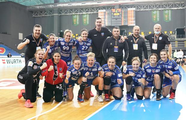 SCM Rm. Vâlcea - CSM Slatina 28-25. Vâlcea, emoții mari cu Slatina. Victorie cu trei jucătoare de 18 ani pe teren!
