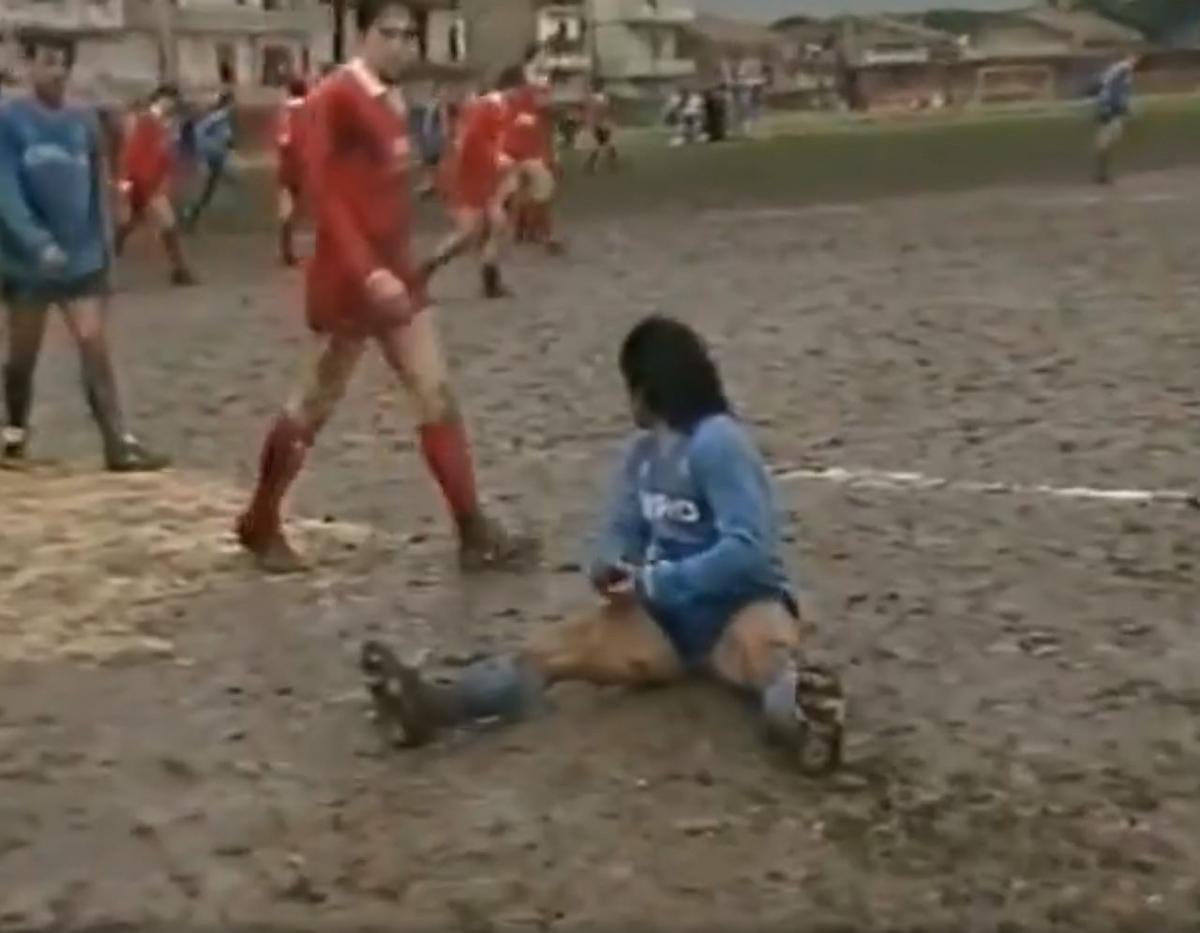 Diego Maradona meci în noroi