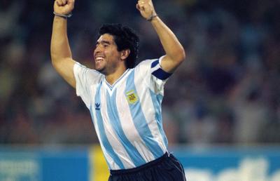 El D10S 60! VIDEO + FOTO Ziua în care zeul Diego Maradona a jucat în noroi pentru un copil sărac care avea nevoie de operație
