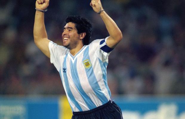 El D10S 60! VIDEO + FOTO Ziua în care zeul Diego Maradona a jucat în noroi pentru un copil sărac care avea nevoie de operație