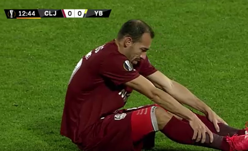 Paulo Vinicius (36 de ani, fundaș central) s-a accidentat în startul partidei CFR Cluj - Young Boys, fiind înlocuit de antrenorul Dan Petrescu.