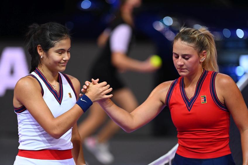 Ucraineanca Marta Kostyuk (19 ani, 55 WTA) a învins-o clar pe Emma Răducanu (18 ani, 23 WTA), scor 6-2, 6-1, și o va înfrunta pe Simona Halep (19 WTA) în semifinalele de la Transylvania Open.