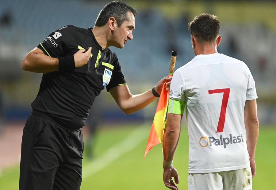 Sebastian Gheorghe, într-un meci de Liga 1 // sursă foto: Imago Images Un arbitru din Liga 1, revoltat de postarea Primăriei: „Rar poți vedea așa o mizerie!”