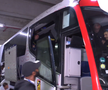 Imagini ȘOCANTE din Franța! Antrenorul lui Lyon, plin de sânge după ce autocarul a fost atacat de ultrașii lui Marseille! Captură: Prime Video