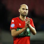 Bas Dost (34 de ani), atacantul lui NEC Nijmegen, s-a prăbușit în timpul meciului cu AZ Alkmaar. Jucătorul a fost resuscitat de medici chiar pe gazon. Foto: Imago